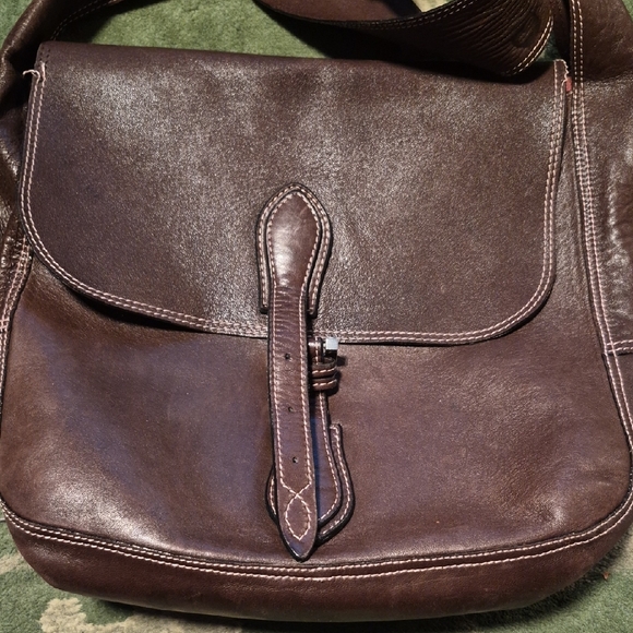 Stylish Brown Leather Shoulder Bag - Picture 2 of 12